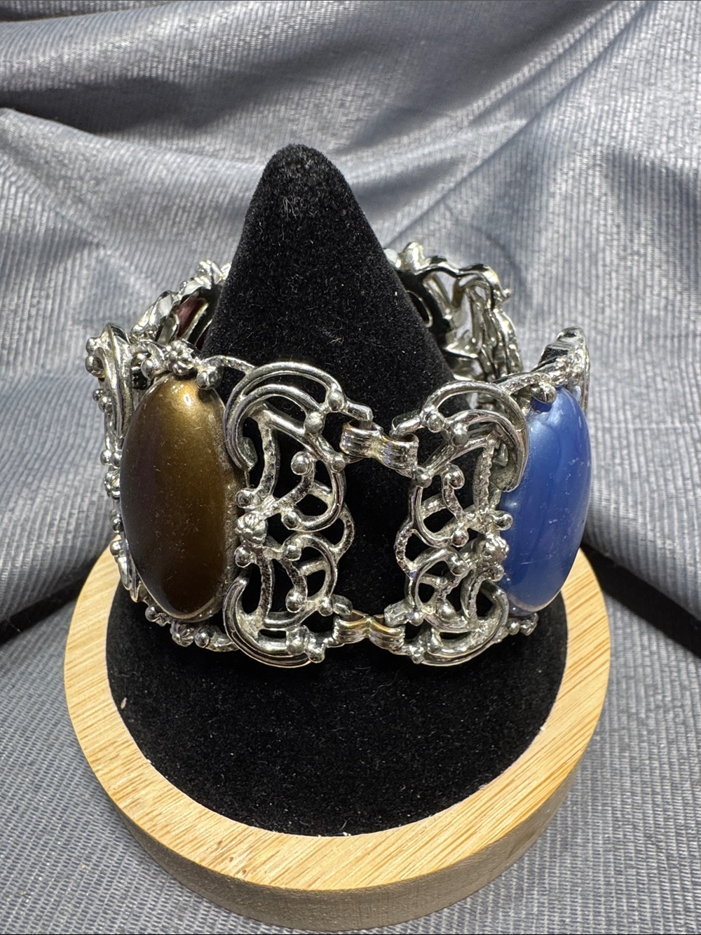 VTG Sarah Coventry Silver-Tone Bracelet with Blue and Bronze Cabochons